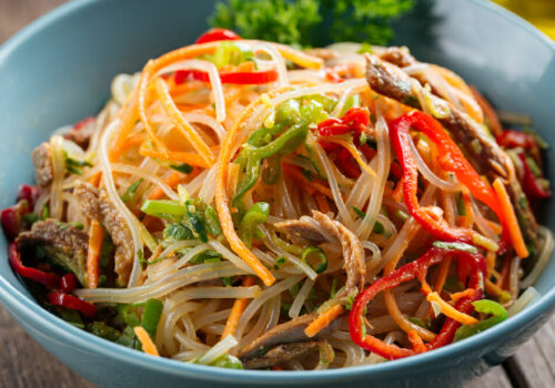 סלט אטריות שעועית ומלפפונים